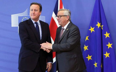 Chủ tịch EC Jean-Claude Juncker đón Thủ tướng Anh David Cameron ở trụ sở EU tại Brussels.